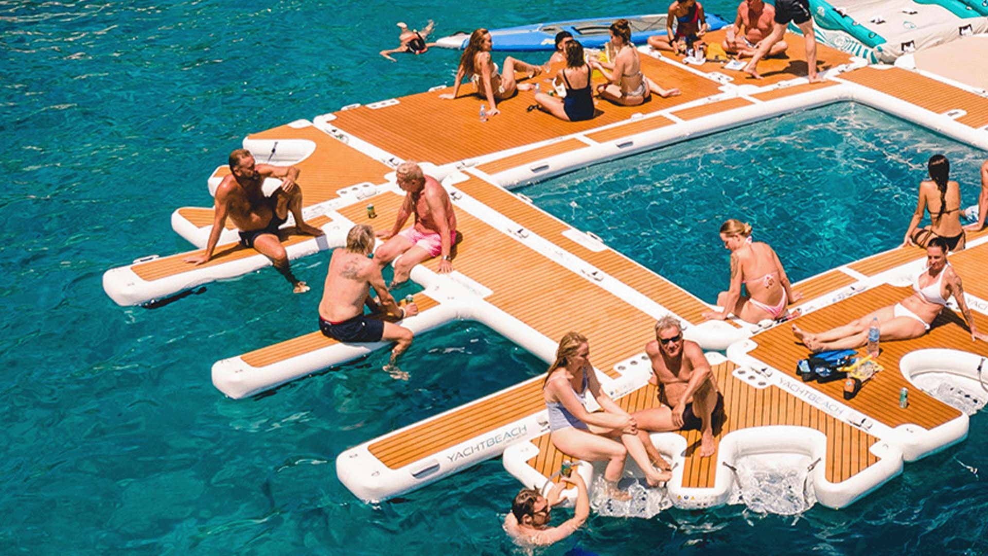 The picture shows how the jet ski dock can be connected to other yacht beach platforms on the water. Seventeen people can be accommodated on the platforms here and enjoy the weather in their swimsuits.