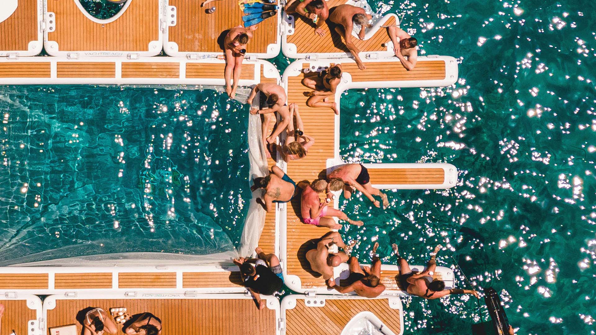 The picture shows from above how the jet ski dock can be connected to other yacht beach platforms on the water. Fifteen people can be accommodated on the platforms here and enjoy the weather in their swimsuits.